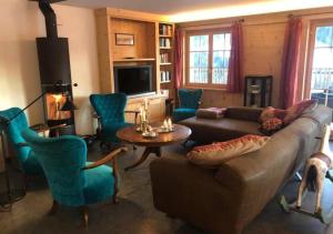RougemontLuxury Chalet Solidage的客厅配有沙发和桌椅