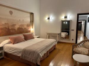 特尔德Villa Montegolf的卧室配有一张床,墙上挂着一幅大画