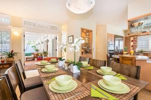 檀香山Villa Ahina的一间带桌椅的用餐室和一间厨房