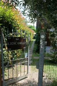 利多迪卡马约雷Il Toscanello的花园前有标志的大门