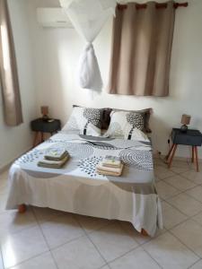 莱特鲁瓦西莱F2 proche plage Anse Mitan的一间卧室配有一张床,上面有两条毛巾