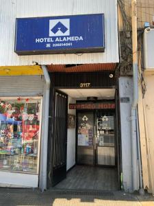 圣地亚哥Hotel Alameda的带有标志的酒店年鉴商店的入口