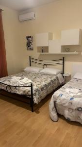 罗马CASA GEMELLI GEMELLI的配有两张床的客房内。