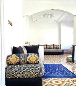 得土安Flat In Tetouan City Centre Medina - NEW Dar Azhar的带沙发和地毯的客厅