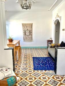 得土安Flat In Tetouan City Centre Medina - NEW Dar Azhar的一间铺有瓷砖地板并配有一张桌子的客厅