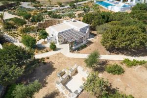 帕罗斯岛ELEONAS Paros estate - villas with partially private pools & professional tennis court的享有花园建筑的空中景致