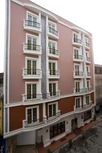 伊斯坦布尔梅伍德酒店的粉红色的建筑,在街上设有阳台