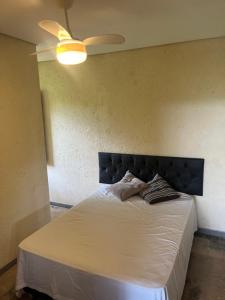 圣安娜杜里亚舒Casa da Reserva的一间卧室配有一张带吊扇的床