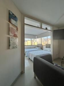 圣玛尔塔Condominio Santa Maria del Mar torre B apto 704的一间卧室设有一张床和一个大窗户