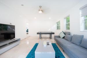 北迈阿密海滩Miami 4Bedroom Retreat heated Pool near to beach的带沙发和钢琴的客厅