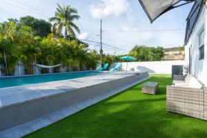 北迈阿密海滩Miami 4Bedroom Retreat heated Pool near to beach的一个带游泳池和草地的后院的图像