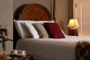 明尼阿波利斯300 Clifton的一间卧室配有带白色和红色枕头的床