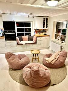 莫拉Lyxig oas med modern elegans的客厅配有两把椅子和一张桌子