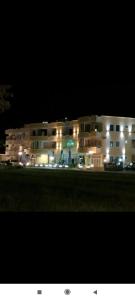 乌尔齐尼Grandino rooms&apart的一座在晚上有灯的大建筑