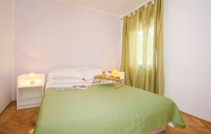 卡什泰拉Villa Olive Tree的一间卧室配有一张绿色的床和一张桌子