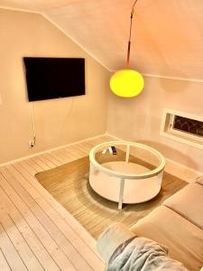 莫拉Lyxig oas med modern elegans的一间位于客房角落的带浴缸的客厅