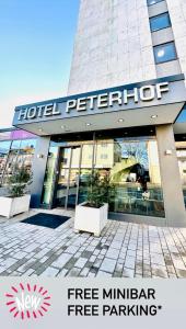 肯普滕Hotel Peterhof - urban lifestyle Kempten的大楼前的酒店标志