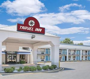 北小石城Travel Inn North Little Rock的酒店前方的旅游旅馆标志