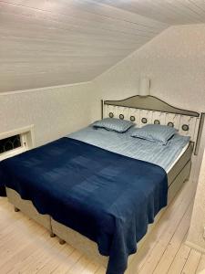 莫拉Lyxig oas med modern elegans的一间卧室配有一张带蓝色毯子的大床