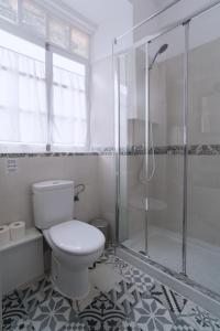 阿亚蒙特Apartamento La Inmaculada的一间带卫生间和淋浴的浴室