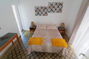 阿亚蒙特Apartamento La Inmaculada的一间卧室配有一张带两张桌子和两面镜子的床