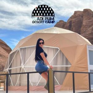 瓦迪拉姆Wadi Rum desert camp的坐在一个尤达王牌沙漠营前的女人