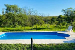 La Lomita, Calamuchita, un plan de tranquilidad y naturaleza plena内部或周边的泳池