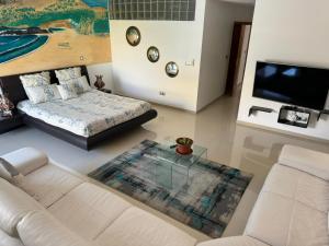 普拉亚Family villa: pool and panoramic view的带沙发、床和电视的客厅