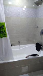 帕尔米拉Hotel Las Victorias Palmira的浴室配有白色浴缸及水槽