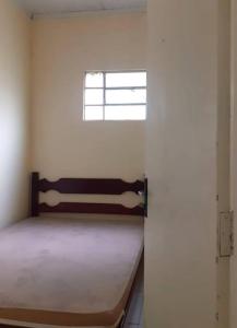 曼加拉蒂巴Apartamento em Muriqui/RJ - apt 203的一间带床的卧室,位于带窗户的房间内
