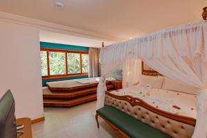 伊塔卡雷Resende Imperial Hotel & Spa的一间卧室设有两张床和窗户。