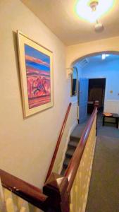 斯劳Briton Room的走廊上设有楼梯,墙上挂着一幅画