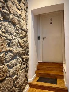 波尔图A Muralha的一条带石墙和白色门的走廊