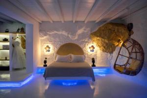卡拉沃斯塔西Onar Suites & Villas的一间卧室设有一张床和一面岩石墙