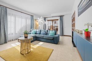 科斯塔特吉塞Casa del Mar - Piscina y Jacuzzi Privado的客厅配有蓝色的沙发和桌子