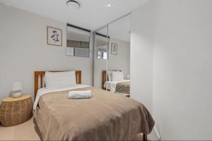 布里斯班Brisbane CBD - entire apt 1bed1bath - Pool/GYM的一间卧室配有一张床和镜子