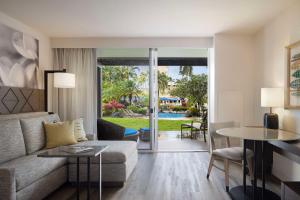 利胡埃The Royal Sonesta Kauai Resort Lihue的客厅配有沙发和桌子