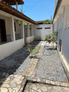 皮乌马Casa com terraço em Piúma.的建筑前的石头走道