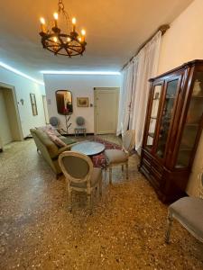威尼斯Lions Venice Guest house的客厅配有沙发和桌椅