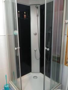 平昌苏普和苏普旅馆的浴室里设有玻璃门淋浴