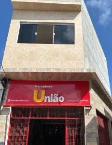 奥林达Casa união的前面有乌梅塔标志的建筑