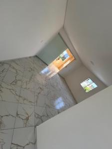 奥林达Casa união的客房铺有大理石地板,设有天花板。