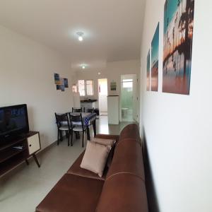 伯迪亚哥AP Bertioga - Praia Indaia - Wi-Fi 500 Mega的客厅配有棕色沙发和电视