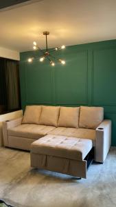 福尔图纳Oasis by Franklin Hotel Boutique的带沙发和绿色墙壁的客厅