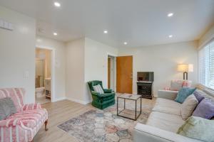 奥克兰Charming Oakland Apartment Near Lake Merritt!的客厅配有沙发和桌子