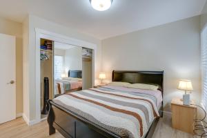 奥克兰Charming Oakland Apartment Near Lake Merritt!的一间卧室配有一张大床和镜子