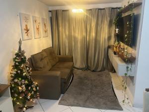 若昂佩索阿Quarto Encantado的客厅配有圣诞树和沙发
