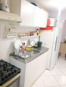 若昂佩索阿Quarto Encantado的一间带水槽和冰箱的小厨房