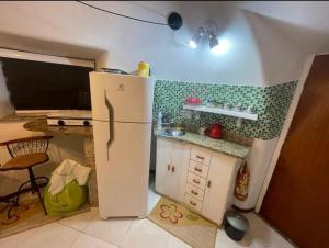 布希奥斯Cabana Bela Vista的一间带冰箱和桌子的小厨房