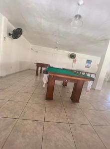 布希奥斯Cabana Bela Vista的一张乒乓球桌,位于一个配有两张桌子的房间